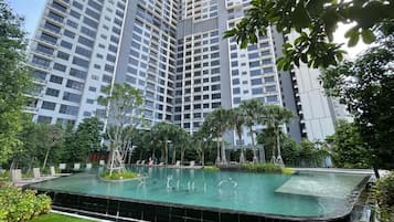 Hồ bơi ngoài trời