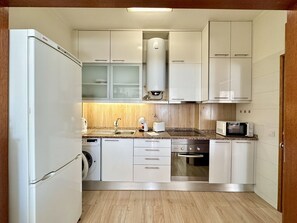 Microwave, coffee/tea maker, cookware/dishes/utensils - Quarteira Central 3 by Homing (Loulé)