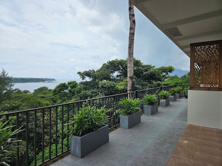 Apartamento família, 3 quartos, sacada, vista para o mar | Terraço/pátio. Vine and Canopy