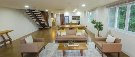 Apartment, 3 Bedrooms, Balcony, Sea View | Living area