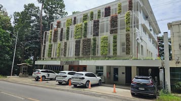 Vista frontal de la propiedad