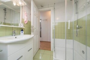 Shower, hair dryer, towels, soap - Ilia apartment (Novalja)