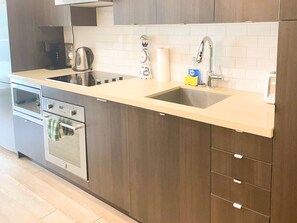 Fridge, microwave, oven, stovetop - RivetStays | The Atmos Traditional Suite – 1 Bedroom Condo (Toronto)