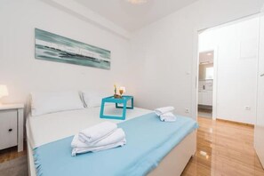 Tabla de planchar con plancha, wifi y ropa de cama 