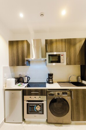 Kühlschrank, Mikrowelle, Ofen, Herdplatte