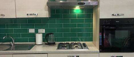 Kühlschrank, Mikrowelle, Ofen, Herdplatte