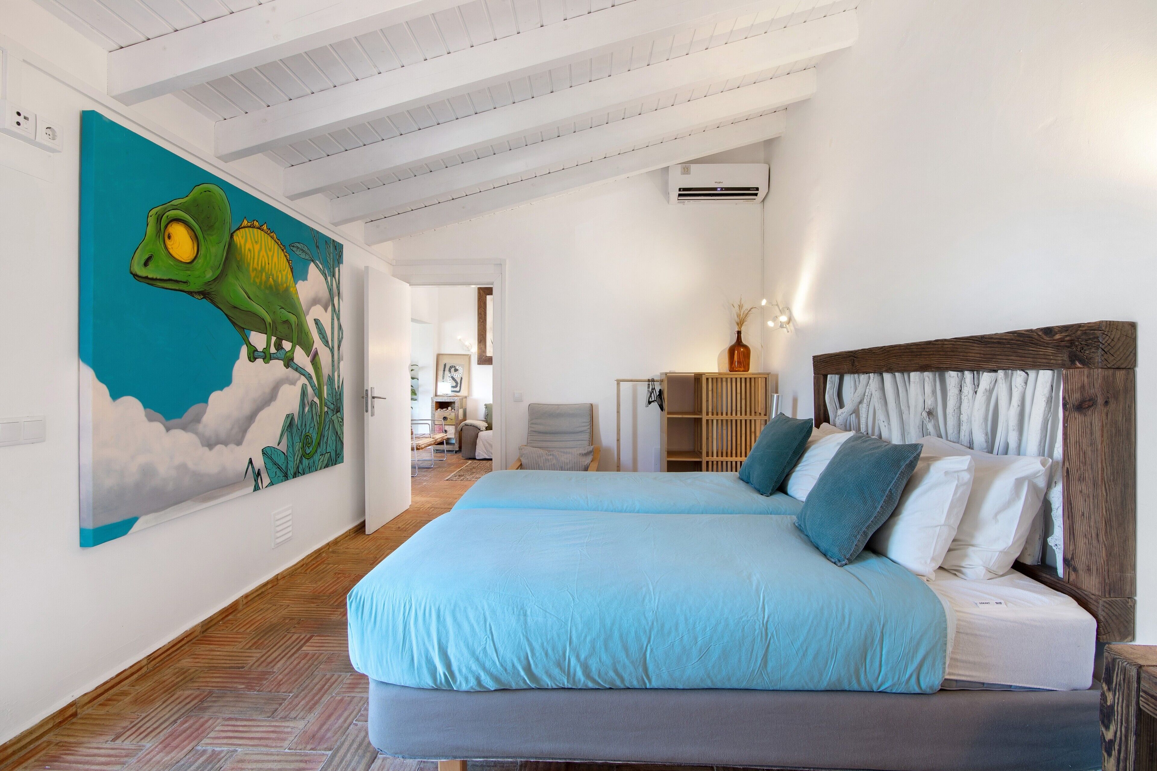Tabla de planchar con plancha, wifi, ropa de cama