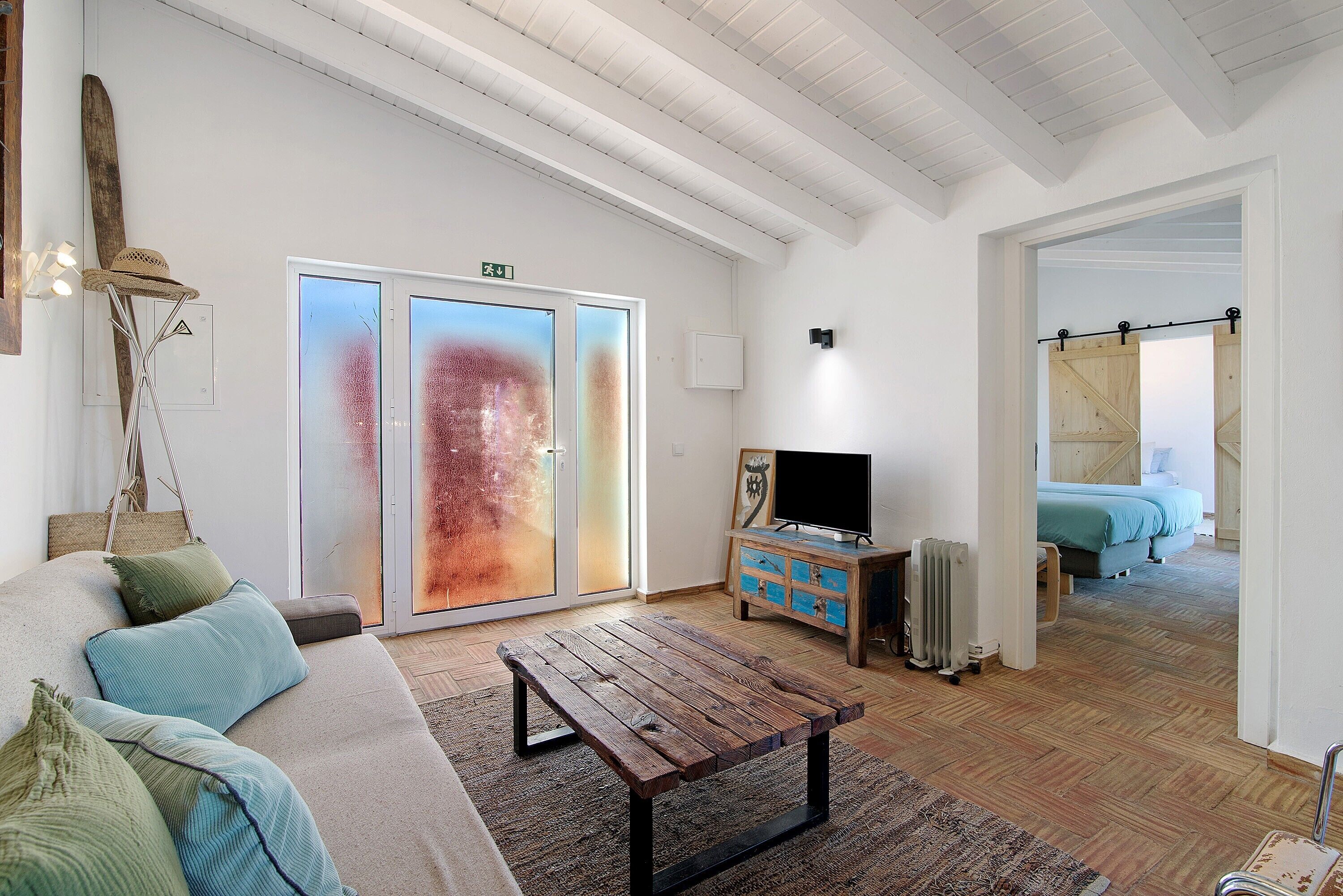 Een moderne woonkamer met een bank, salontafel en een televisie.