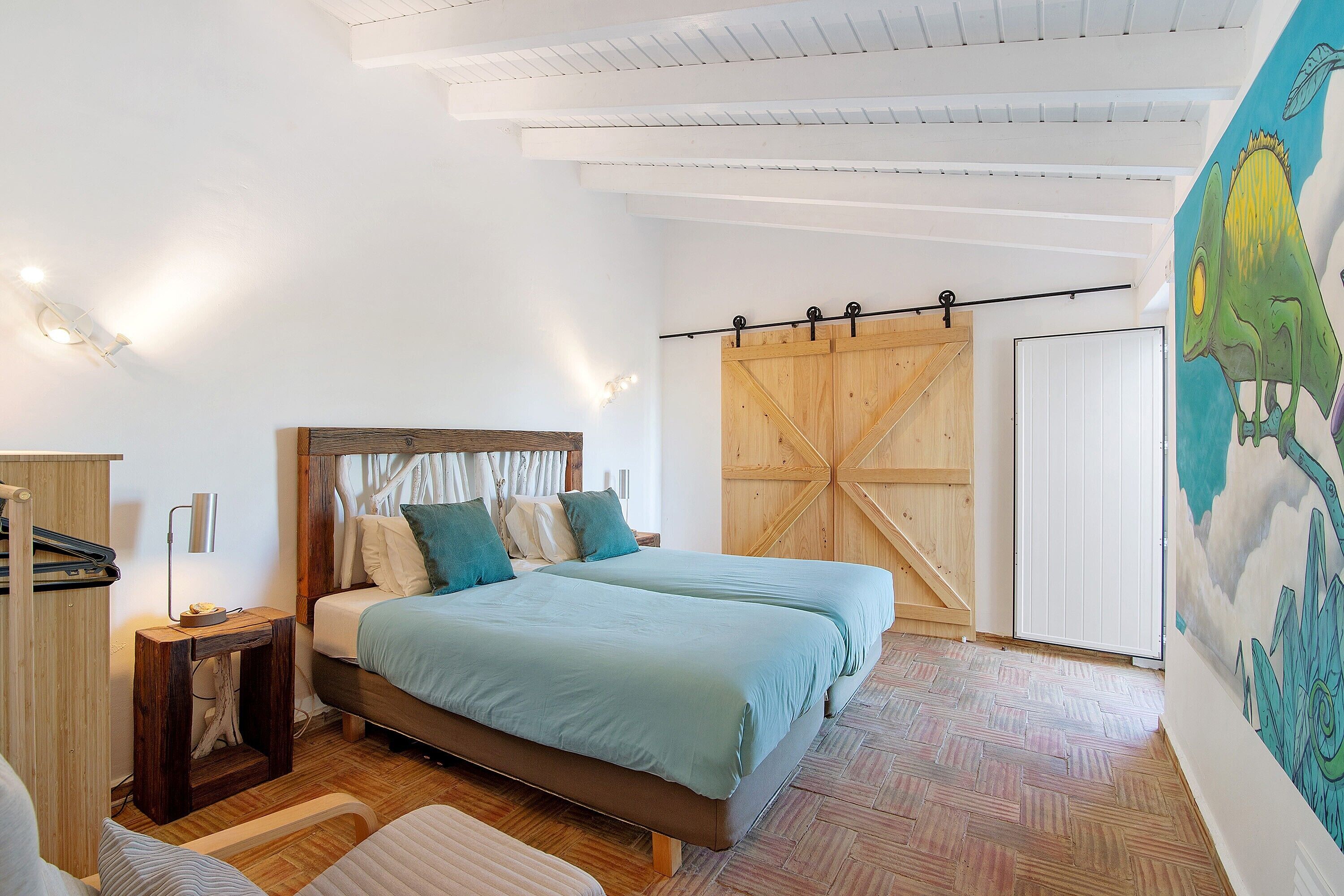 Tabla de planchar con plancha, wifi, ropa de cama