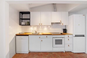 Frigorifero, microonde, forno, piano cottura
