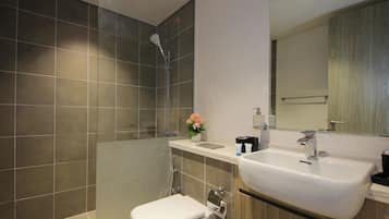 Luxury Villa, Garden View | Bathroom | Shower, free toiletries, hair dryer, towels