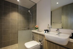 Villa de lujo, vista al jardín | Baño | Regadera, amenidades de baño gratuitas, secadora de cabello, toallas 