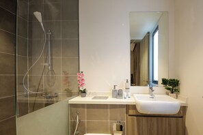 Villa de lujo, vistas al jardín | Baño | Ducha, artículos de higiene personal gratuitos y secador de pelo