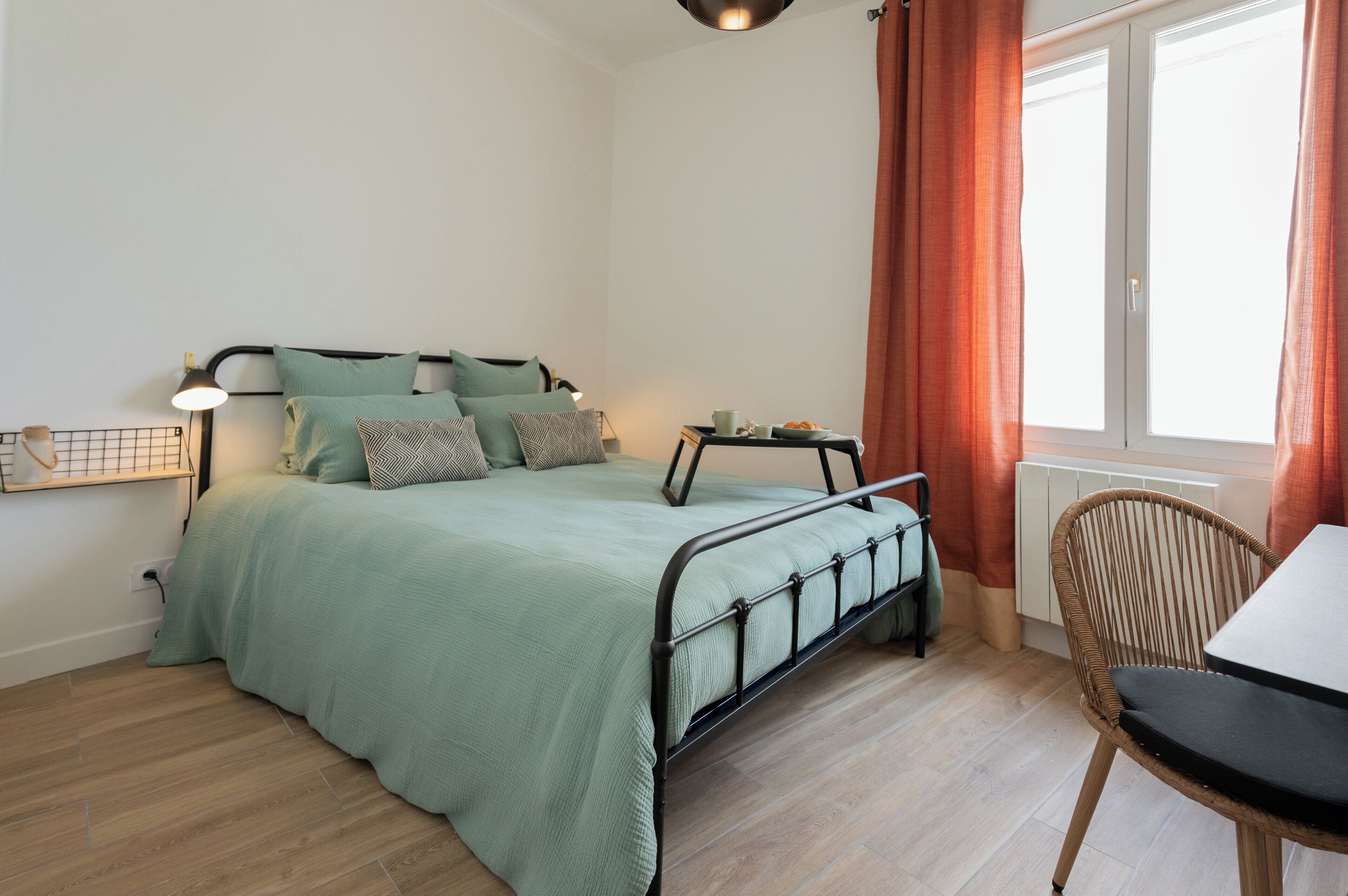 Iron/ironing board, internet, bed sheets