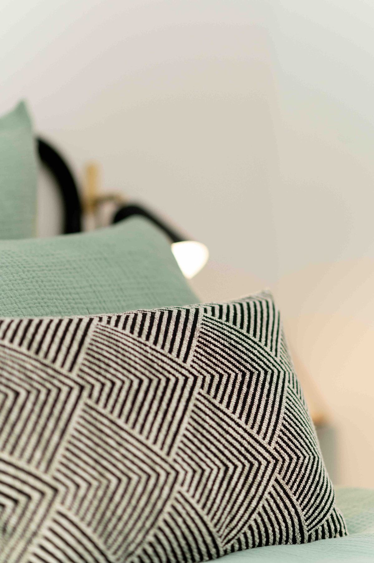 Un gros plan d’un coussin orné d’un motif géométrique.