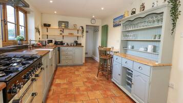 Cottage | Private kitchen | Dishwasher, cookware/dishes/utensils