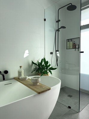 Douche, sèche-cheveux, serviettes fournies, savon