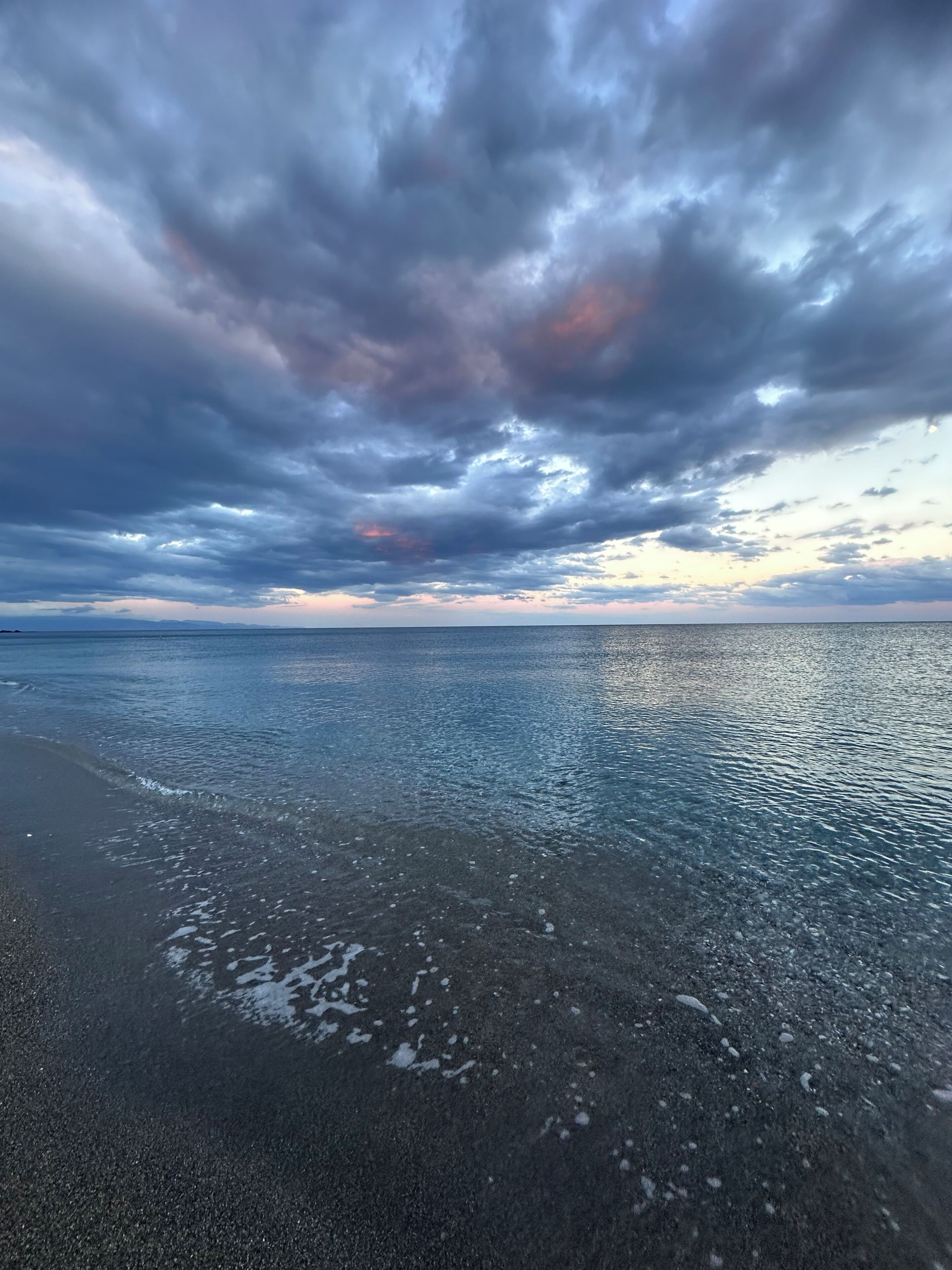 Accommodatie ligt op het strand, zwart zand, 2 strandbars