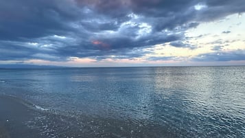 Am Strand, schwarzer Sandstrand, 2 Strandbars