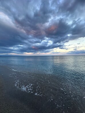 På stranden, sort sand og 2 strandbarer