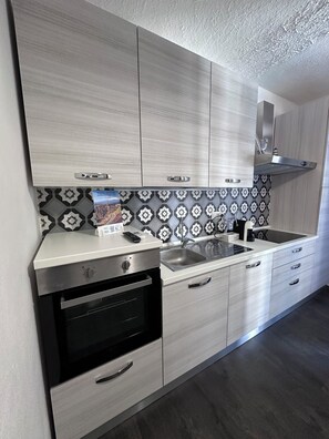 Apartamento família, sacada, vista para o mar | Cozinha privada | Cadeirão de bebê