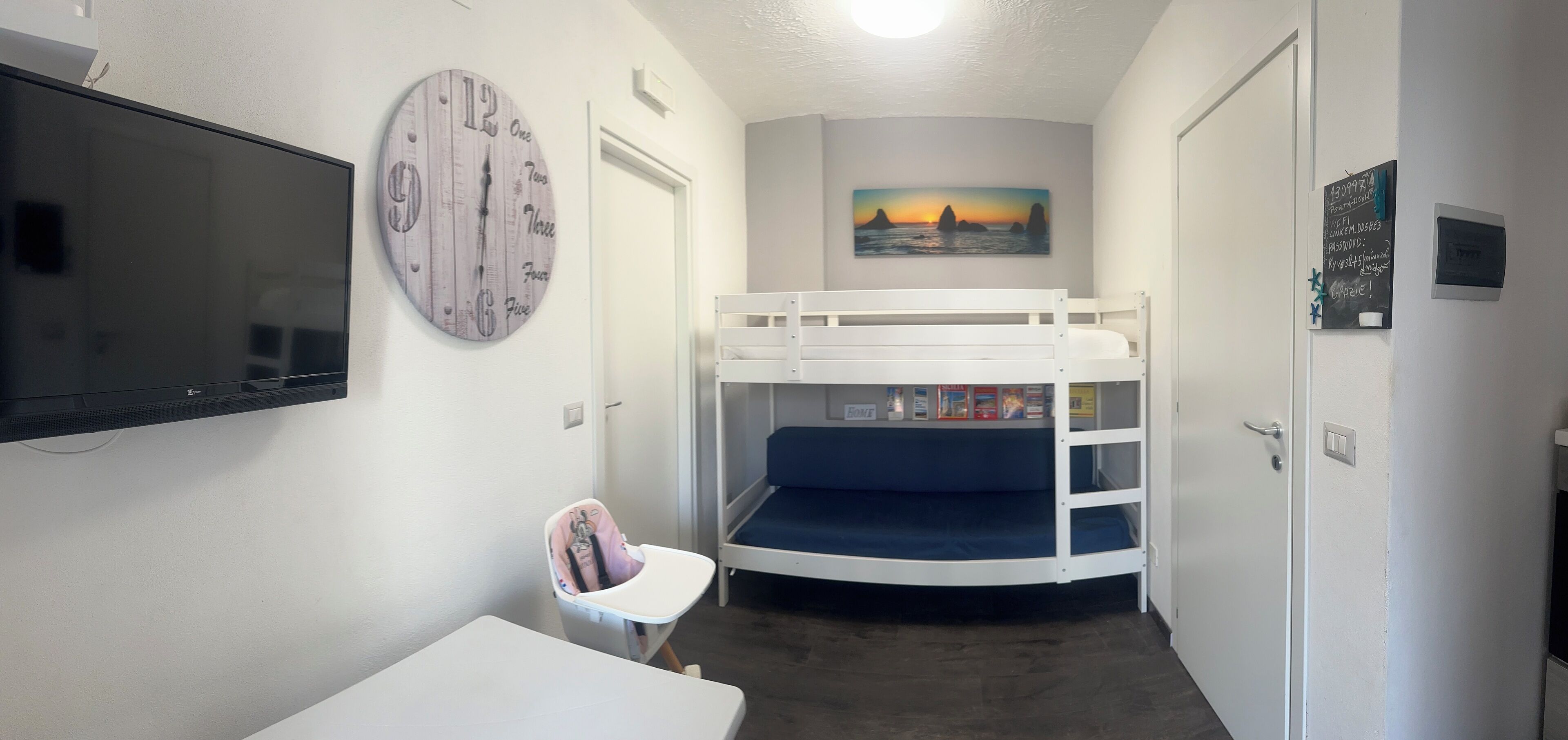 Familienapartment, Balkon, Meerblick | Wohnbereich | Flachbildfernseher