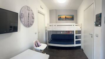 Familienapartment, Balkon, Meerblick | Wohnbereich | Flachbildfernseher