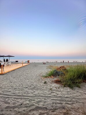 Accommodatie ligt op het strand, zwart zand, 2 strandbars