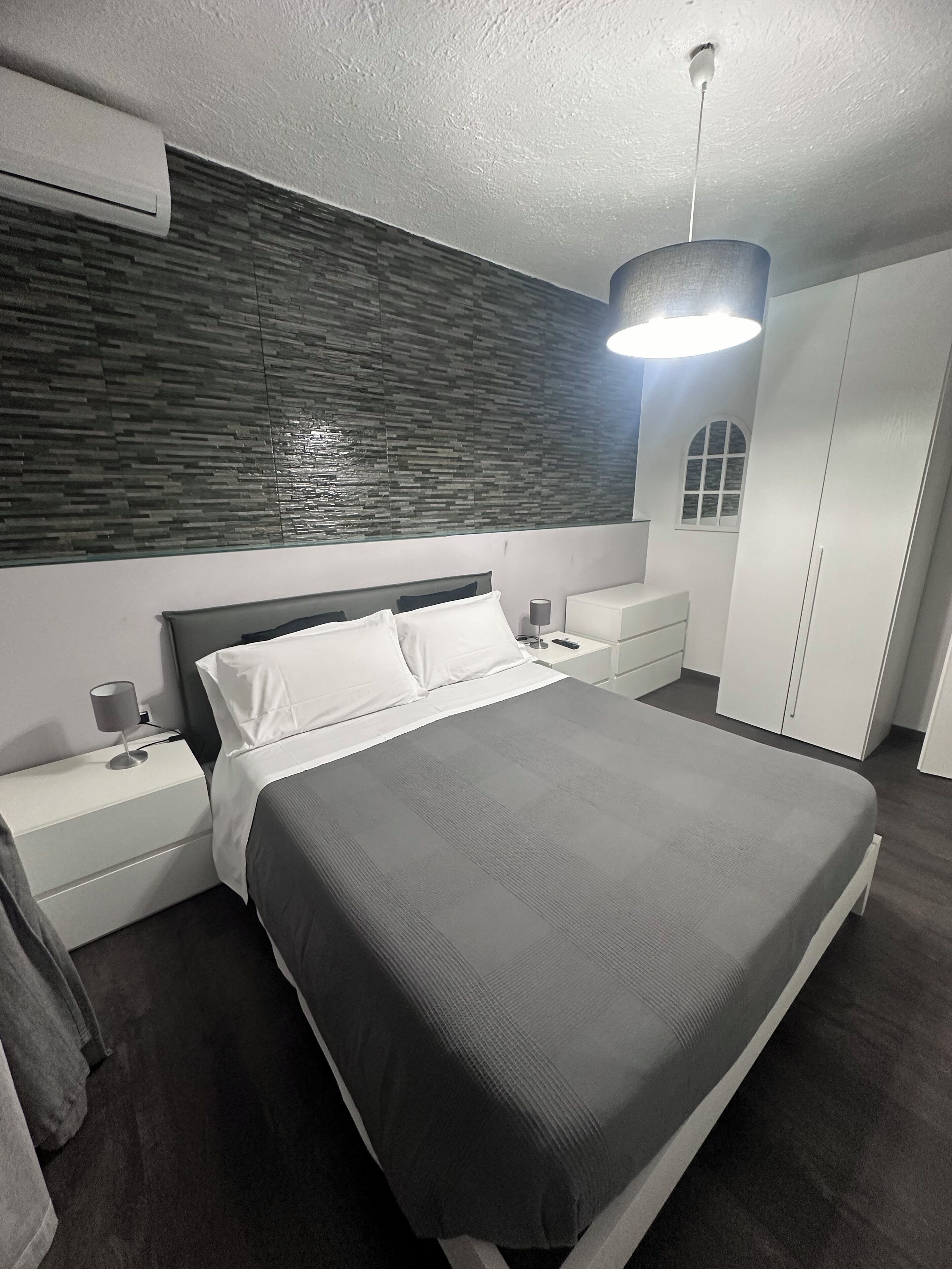 Muebles diferentes, tabla de planchar con plancha y wifi gratis 