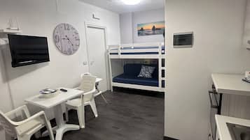 Familienapartment, Balkon, Meerblick | Wohnbereich | Flachbildfernseher