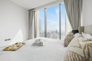 Free WiFi - Elegant 3BR Canal & Burj Khalifa Views (Dubai)