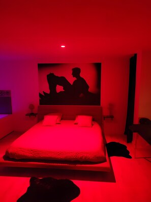 WiFi, bed sheets - Romantic Suite: The Pleasure of the Senses (Saint-Antonin-Noble-Val)