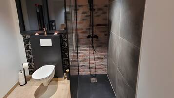 Dusche, Haartrockner, Handtücher