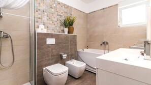 Shower, hair dryer, towels - Villa La Vidas by Villas Guide (Medulin)
