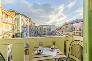 Outdoor dining - GuestHost - Elegant 70 sqm apartment, ideal for groups or families of up to 4 people, located on the third floor of a building with an elevator (NOT suitable for disabled guests).The property is situated in the characteristic Santa Rita area, just a few  (Turin)