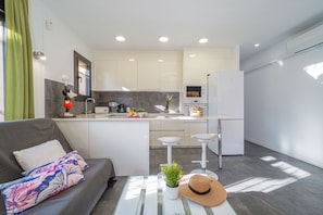 Fridge, microwave, oven, coffee/tea maker - 0130-MONTGRI House with private pool (Empuriabrava)