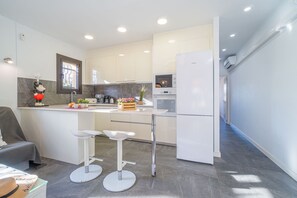 Fridge, microwave, oven, coffee/tea maker - 0130-MONTGRI House with private pool (Empuriabrava)