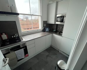 Fridge, microwave, oven, electric kettle - 2 Bed Apartment in Central London on 3rd floor - Newly refurbished - No lift (London)