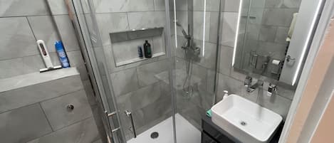 Dusche, Haartrockner, Bidet, Handtücher