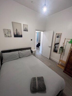 2 bedrooms, iron/ironing board, free WiFi, bed sheets - 2 Bed Apartment in Central London on 3rd floor - Newly refurbished - No lift (London)