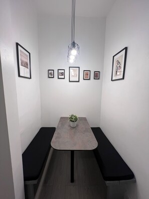 Dining - 2 Bed Apartment in Central London on 3rd floor - Newly refurbished - No lift (London)
