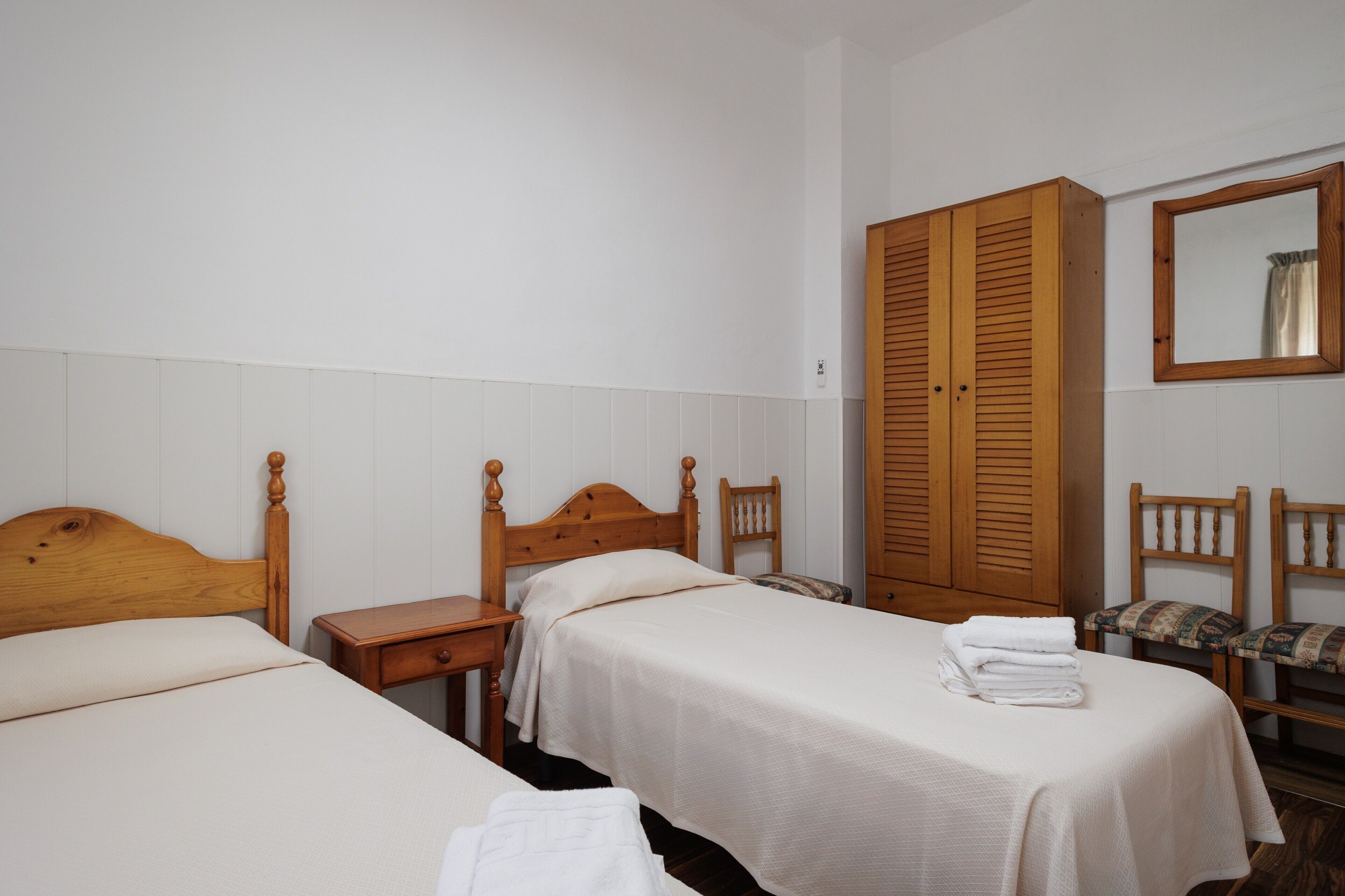 Tabla de planchar con plancha, wifi, ropa de cama