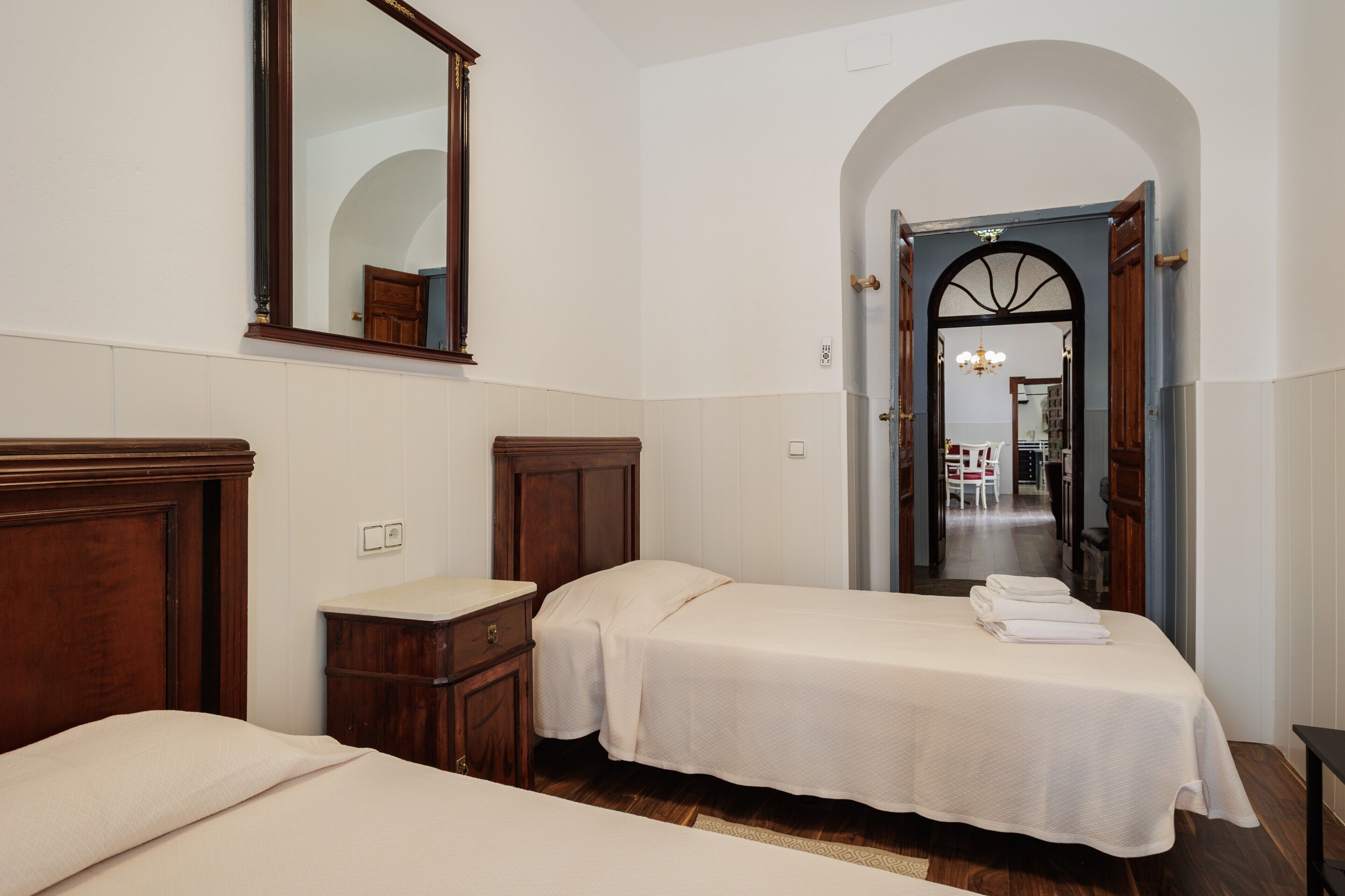 Tabla de planchar con plancha, wifi y ropa de cama 