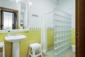 Shower, hair dryer, towels - Country House 'El Rincón Del Comendador' with Shared Terrace, Wi-Fi and Air Conditioning (Sevilla)