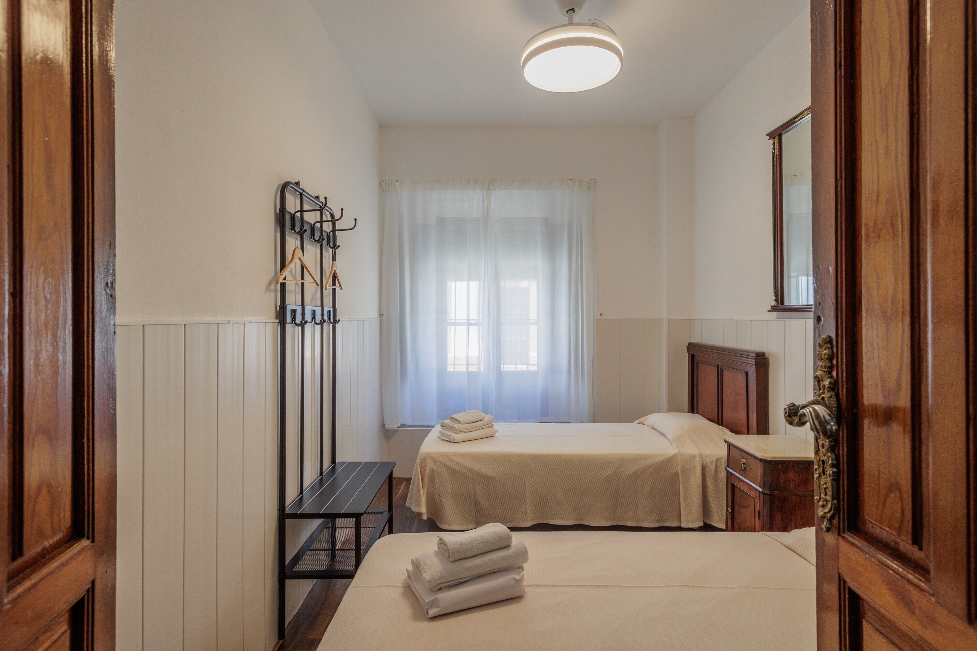 Tabla de planchar con plancha, wifi, ropa de cama