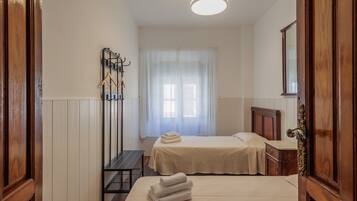 Tabla de planchar con plancha, wifi, ropa de cama