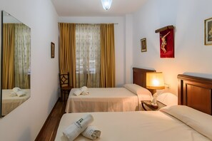 Iron/ironing board, WiFi, bed sheets - Country House 'El Rincón Del Comendador' with Shared Terrace, Wi-Fi and Air Conditioning (Sevilla)