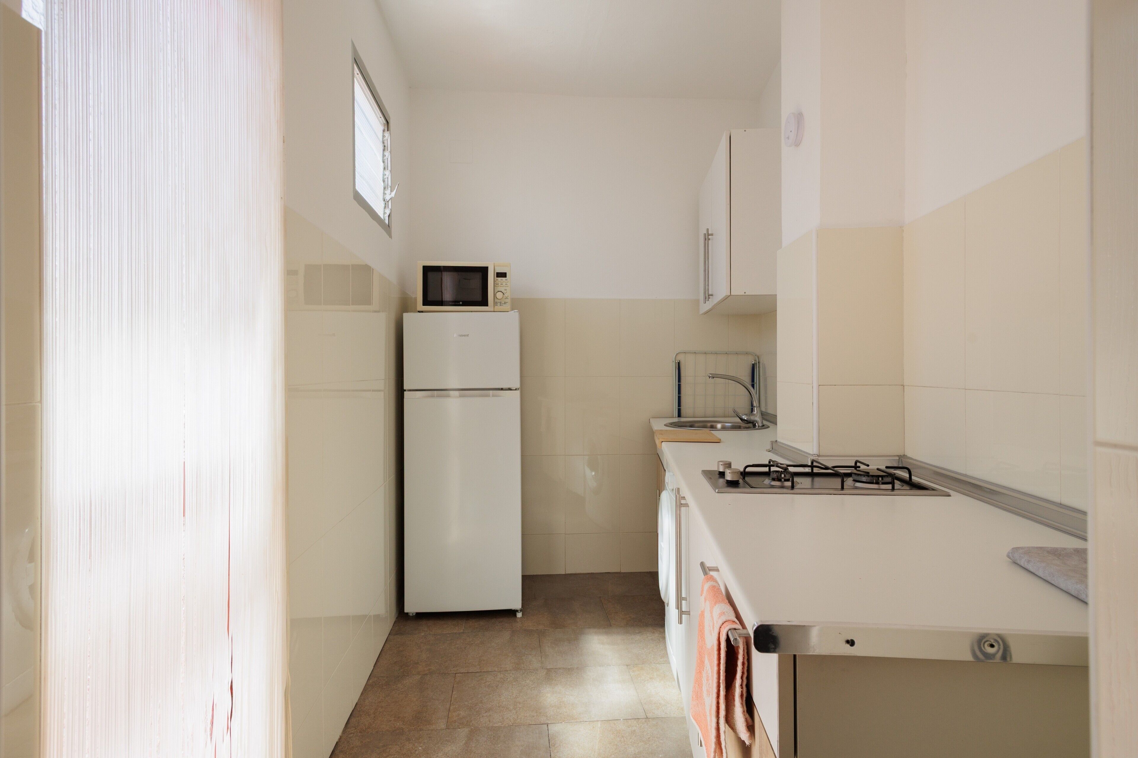 Frigorífico, microondas, horno y placa de cocina