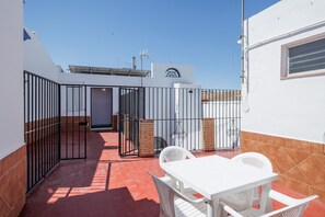 Outdoor dining - Country House 'El Rincón Del Comendador' with Shared Terrace, Wi-Fi and Air Conditioning (Sevilla)