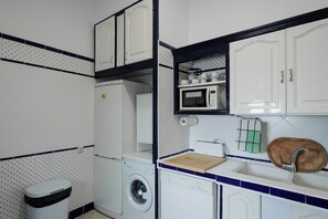 Fridge, microwave, oven, stovetop - Country House 'El Rincón Del Comendador' with Shared Terrace, Wi-Fi and Air Conditioning (Sevilla)